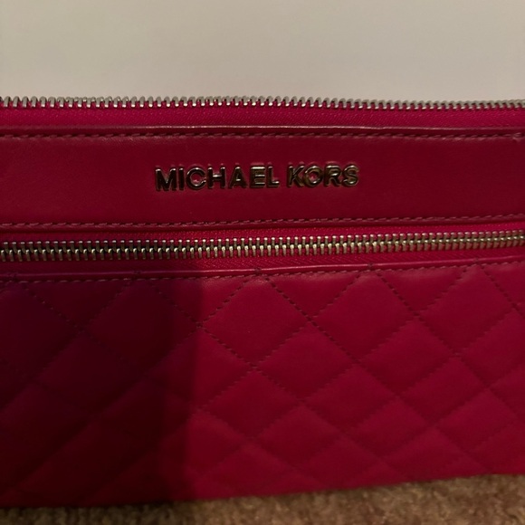 Michael Kors Wristlet Large Quilted Dark Pink Leather Zip “Sophie” AV-1405 - Picture 3 of 8